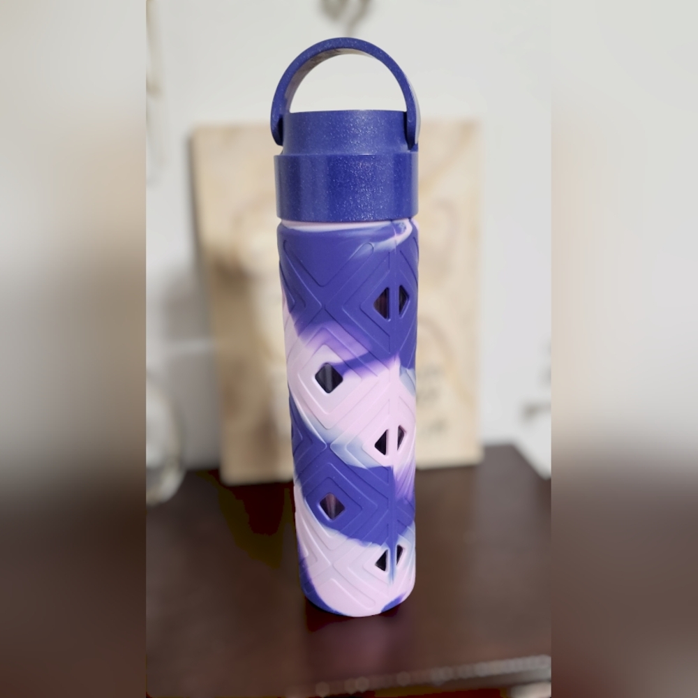 LULULEMON Pure Focus glass waterbottle in Iris flower purple-pink silicone